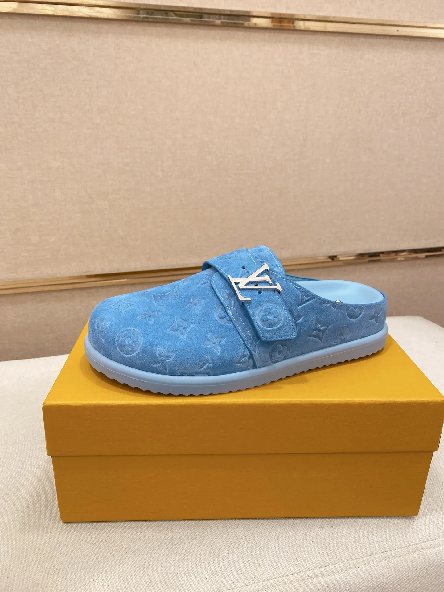 Men's shoes💰: 220💰38-45, LV Easy 2025 new men's casual sandals and slippers, made of suede cow leather, with Monogram pattern to highlight the trendy style. Adjustable straps illuminated with LV letters, while a resilient insole and micro outsole provide lightweight comfort. Made of suede cow leather with embossed Monogram pattern and brand element metal hardware✅Adjustable straps➕Tough insole‼ ️Micro outsole. Comfortable and easy to wear‼ ️